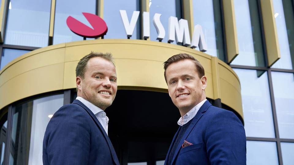 Adm. direktør Mikael Nilsson (tv.) fra November First og Visma e-conomic-topchef Lars Engbork (th.) har samarbejdet om den nye Smart Pay-løsning i et års tid. | Foto: Visma e-conomic/PR