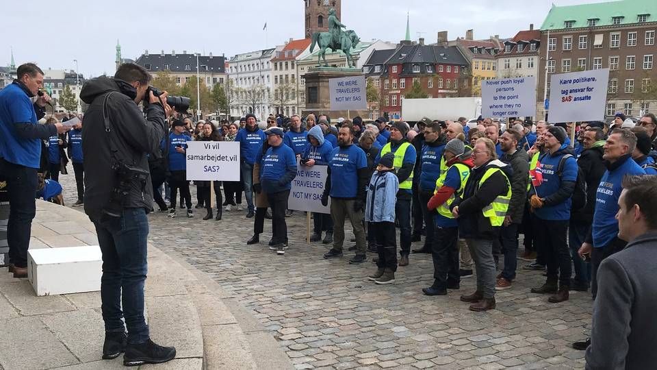 SAS-ansatte samlet til demonstration på Christiansborg Slotsplads. | Foto: Foto: Mads Oddershede