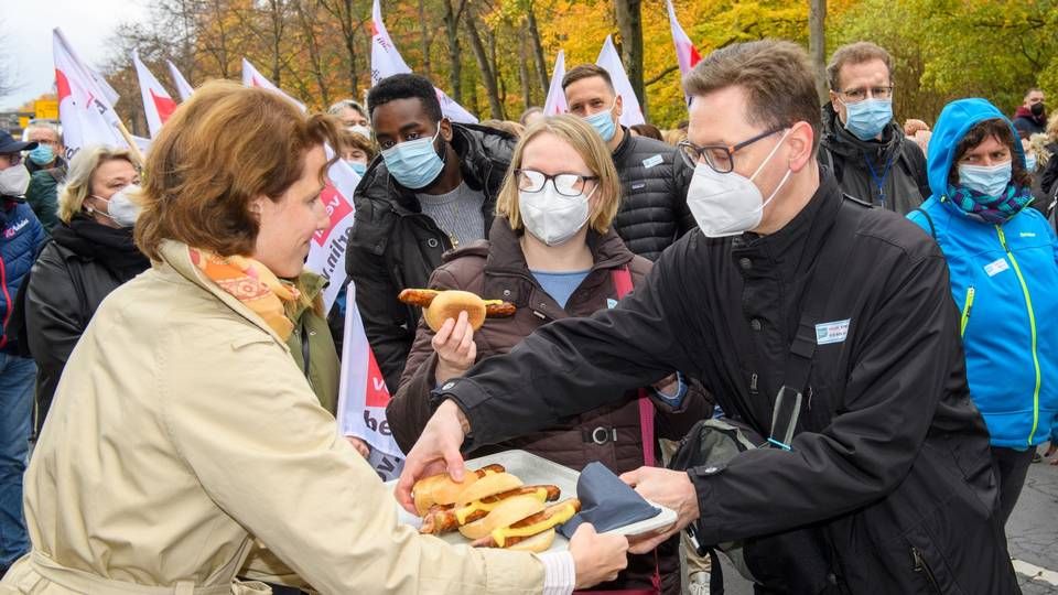 Die Arbeitgeber öffentlicher Banken verpflegen Demonstranten der Gewerkschaft Verdi. | Foto: VÖB