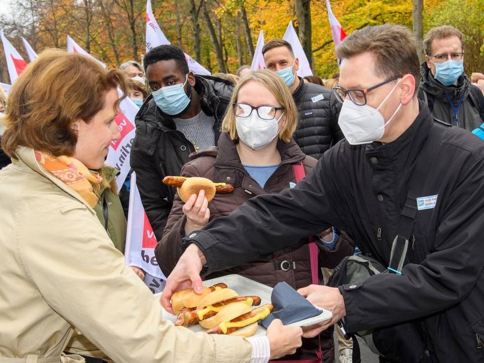 Die Arbeitgeber öffentlicher Banken verpflegen Demonstranten der Gewerkschaft Verdi. | Foto: VÖB