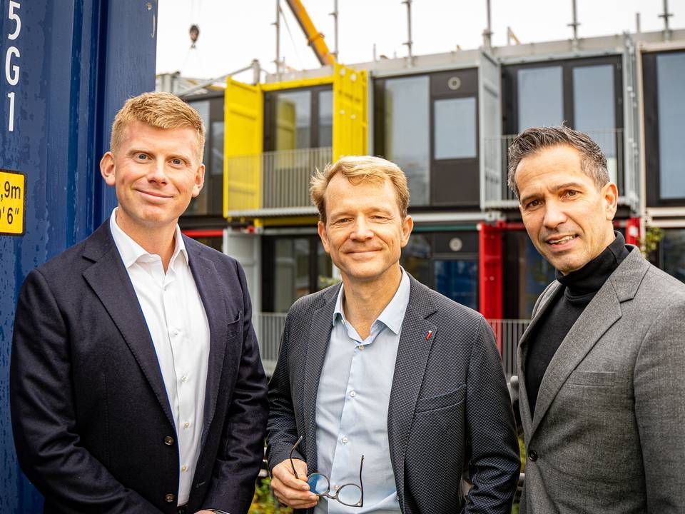 Fra venstre ses de nyeste medejere af Container Living: Peter Helmersen og Rasmus Juul-Nyholm, samt virksomhedens adm. direktør, Brian Gade. | Foto: PR / Container Living