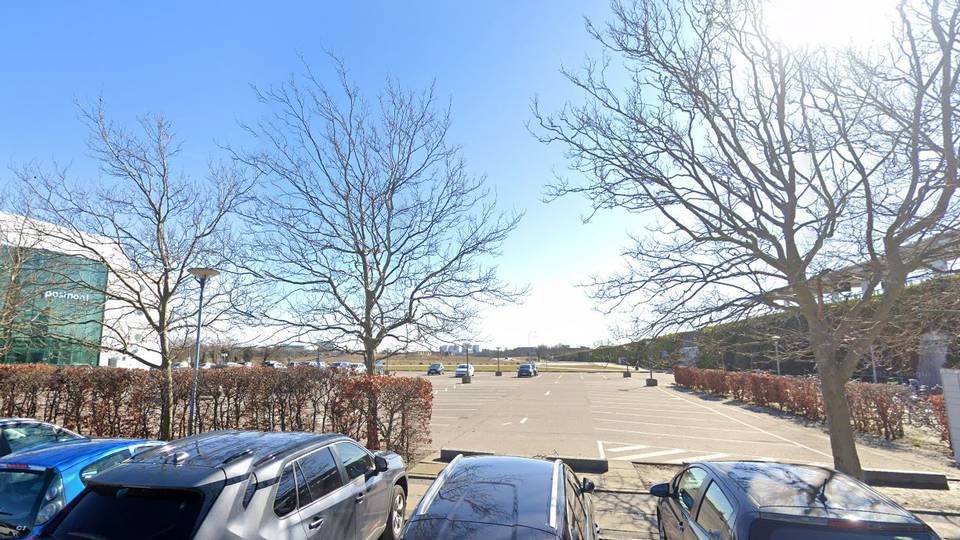 Denne parkeringsplads mellem Postnords kontordomicil og Femøren-metrostation på det østlige Amager skal muligvis erstattes af et PFA-boligprojekt. | Foto: Google Street View