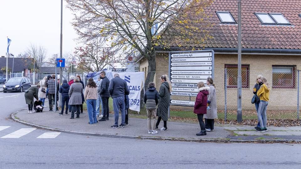 Køen til testcentrene er allerede lange flere steder - som her i Køge - og kan blive endnu længere, når det i sidste ende kan medføre fyring ikke at have et coronapas. | Foto: Claus Bech