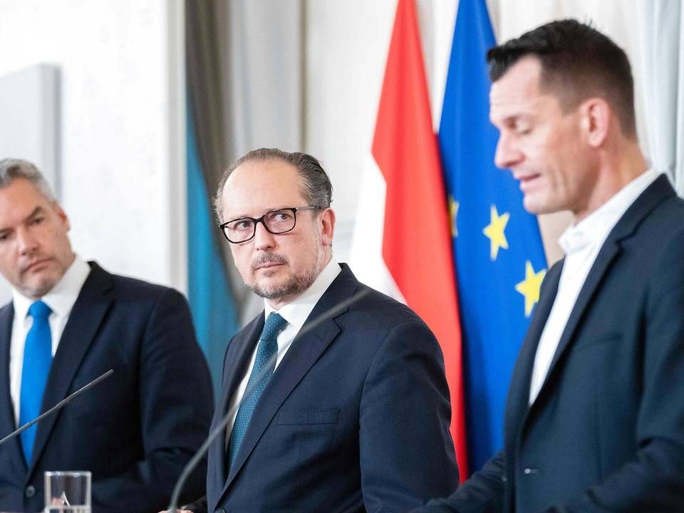 Østrigs forbundskansler, Alexander Schallenberg, sundhedsminister Wolfgang Mueckstein og indenrigsminister Karl Nehammer. | Foto: Georg Hochmuth/AFP/Ritzau Scanpix