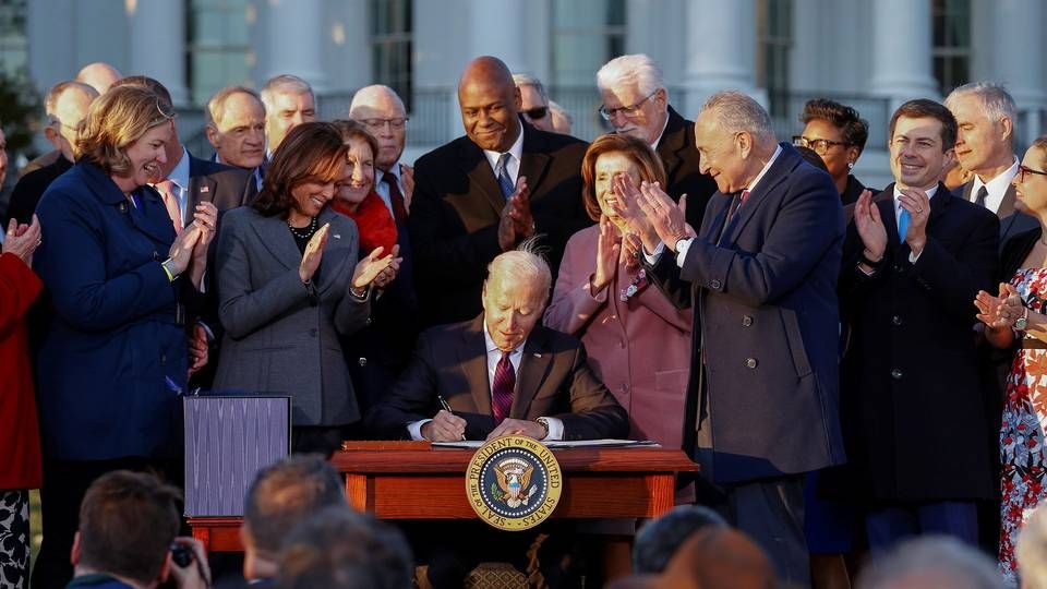 USA's præsident, Joe Biden, underskriver aftalen om den nye infrastrukturpakke. | Foto: Jonathan Ernst/Reuters/Ritzau Scanpix
