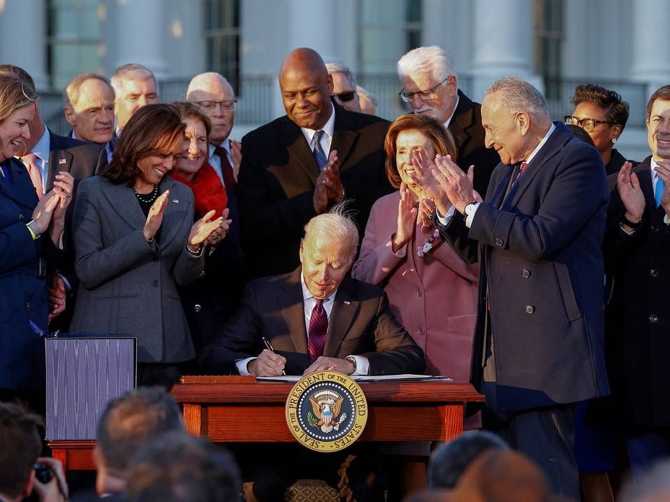USA's præsident, Joe Biden, underskriver aftalen om den nye infrastrukturpakke. | Foto: Jonathan Ernst/Reuters/Ritzau Scanpix