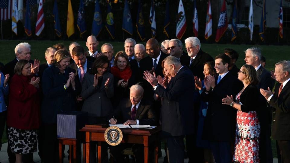 Der var klapsalver og store smil fra både demokrater og republikanere, da præsident Joe Biden mandag satte sin underskrift på en historisk stor infrastrukturpakke. | Foto: Kenny Holston/Ritzau Scanpix