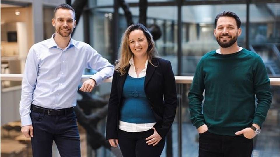 DIGITALE LØSNINGER FOR LEIETAGERNE: Appen fra Facility Farm digitaliserer flere forhold rundt eiendomsforvaltningen på Arena by Schage i Skøyen Atrium. Vegard N. Martinsen fra Schage (t.v.) med Elizabeth Treacy og Alexander Breivik fra Facility Farm | Foto: Facility Farm