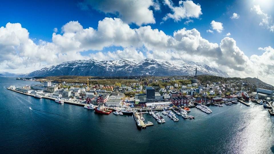 PANORAMA: Statsbygg samlokaliserer flere virksomheter i Sandnessjøen i Nordlandsbankens gamle lokaler, like til venstre for det høye leilighetshotellet med glassfasade midt i bildet | Foto: Statsbygg