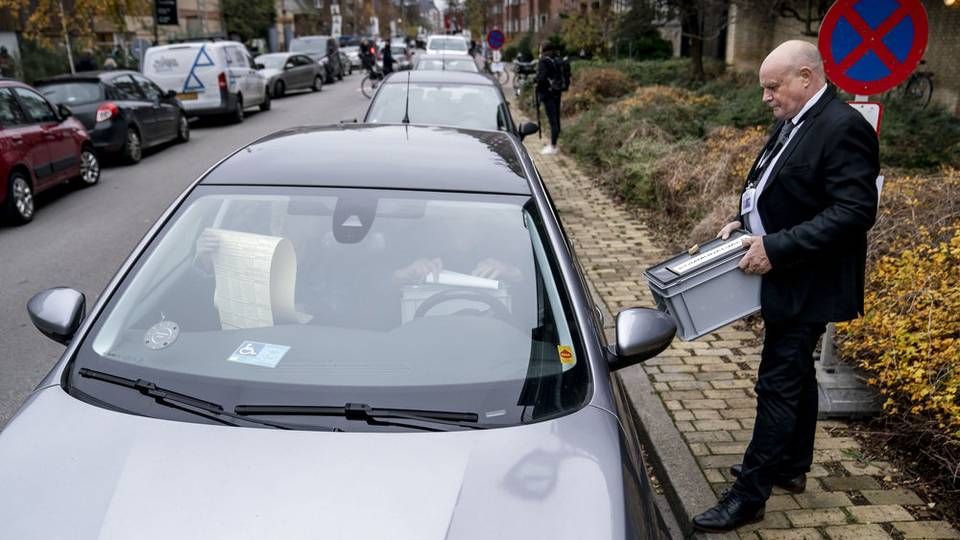 Rundt om i landet stemmer vælgere fra deres bil, hvis de vil undgå smitterisiko inde på valgstederne. Her sker det på Frederiksberg. | Foto: Mads Claus Rasmussen/Ritzau Scanpix