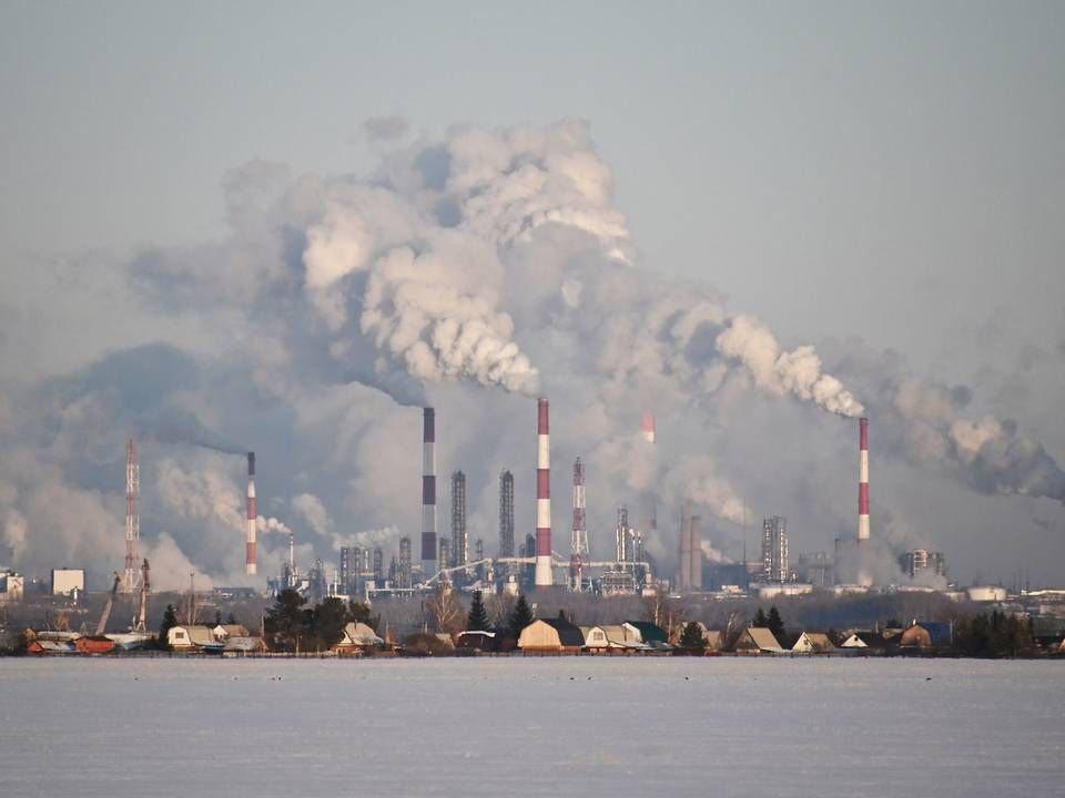 Flere af verdens største olieselskaber ligger i Danske Banks bæredygtige fonde målrettet privatkunder. Billedet er af Gazproms olieraffinaderi i Omsk. (Rusland, 2020) | Foto: Alexey Malgavko/Reuters/Ritzau Scanpix