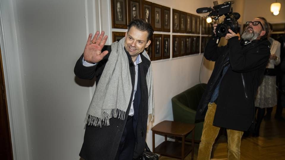Michael Vindfeldt (S) hilser, da han mødte op til valgaften på Frederiksberg Rådhus tirsdag 16. november 2021. Snart vinker han farvel til arbejdet som advokat. I hvert fald for en stund. | Foto: Martin Sylvest