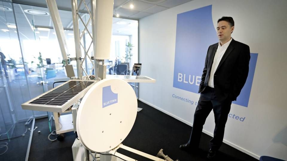 Arkivfoto: Bluetowns adm. direktør, Peter Ib, viser en af selskabets solcelledrevede mobilmaster frem | Foto: Jens Dresling / Ritzau Scanpix
