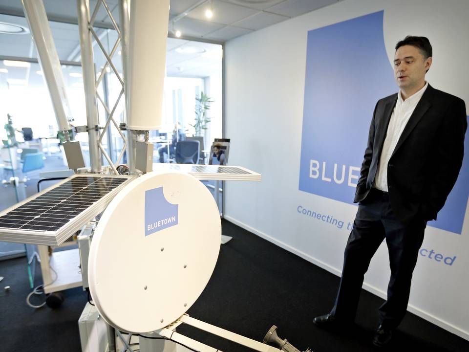 Arkivfoto: Bluetowns adm. direktør, Peter Ib, viser en af selskabets solcelledrevede mobilmaster frem | Foto: Jens Dresling / Ritzau Scanpix