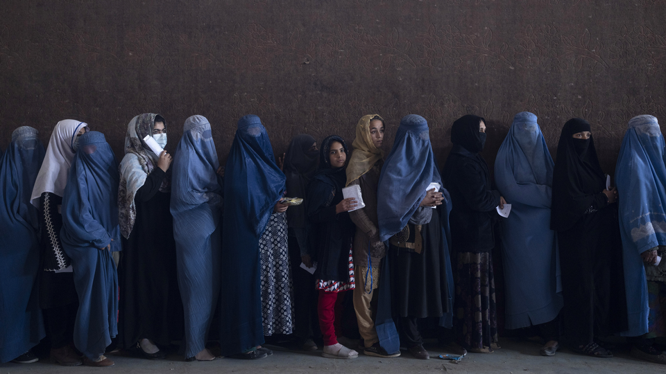 Kvinner står i kø for å få tildelt kontanter fra Verdens matvarefond i Kabul. | Foto: Petros Giannakouris / AP / NTB