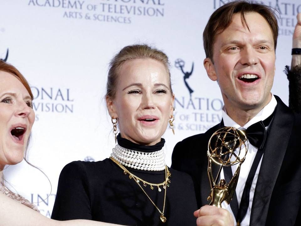 Skuespilleren Sofia Helin (M) og instruktør Alexander Eik (TH) ved Emmy Awards | Foto: Kena Betancur/AFP/Ritzau Scanpix