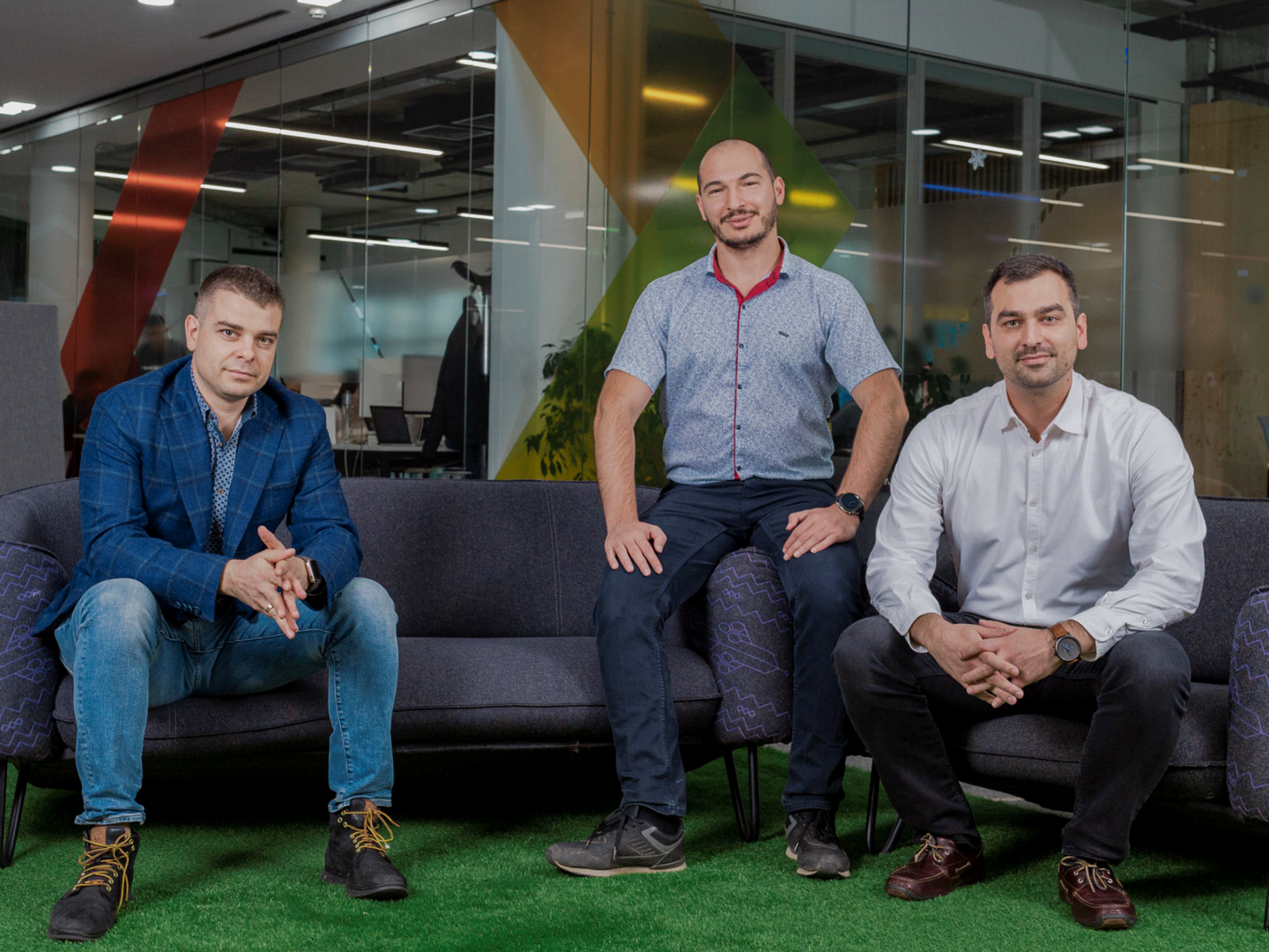 Die Payhawk-Gründer Hristo Borisov (CEO, links), Boyko Karadzhov (CTO, Mitte) und Konstantin Djengozov (CFO) | Foto: Payhawk / Business Wire