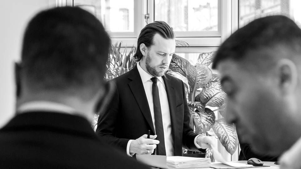 Når Tobias Grotkjær Elmstrøm, der har banket sin egen advokatforretning op i Aarhus, spejder ned over lønningslisten, får han i dag øje på flere advokater end før. | Foto: Thomas Illemann