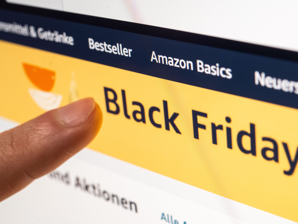 Eine Person schaut sich die Black Friday Angebote auf der Online-Shopping-Seite von Amazon auf seinem Tablet-Computer an. | Foto: picture alliance/dpa | Mohssen Assanimoghaddam