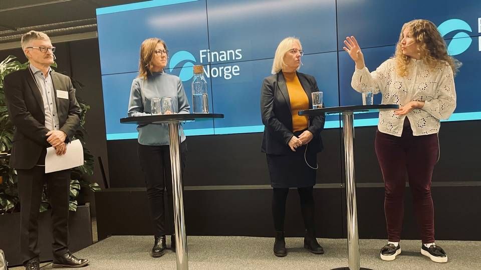 Rørosbankens Even Kokkvoll, DNBs Brita Alsos, Finansforbundets Vigdis Mathisen og Tuva Moflag (Ap) , diskuterte fremtidens arbeidsliv. | Foto: Anne Grete Storvik