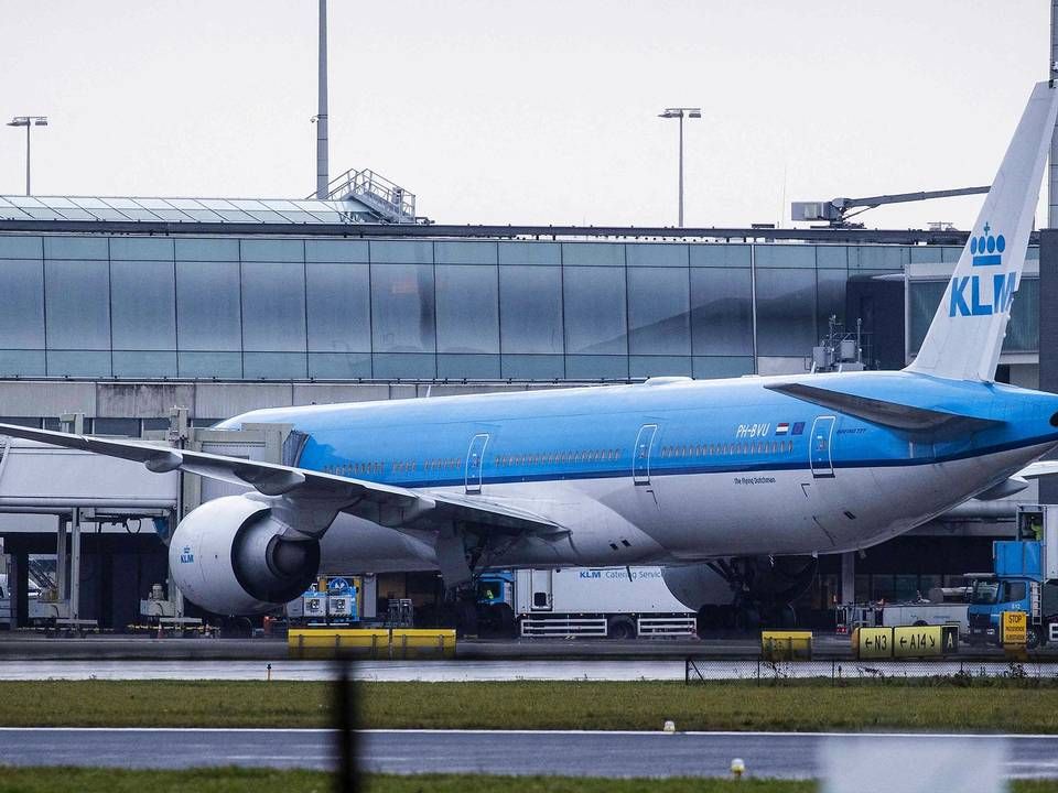 En KLM-maskine i Schiphol, den internationale lufthavn i Amsterdam. Det er et af de fly, der har været i Sydafrika og er vendt tilbage til Amsterdam med en del coronasmittede passagerer. | Foto: Sem Van Der Wal/AFP/Ritzau Scanpix