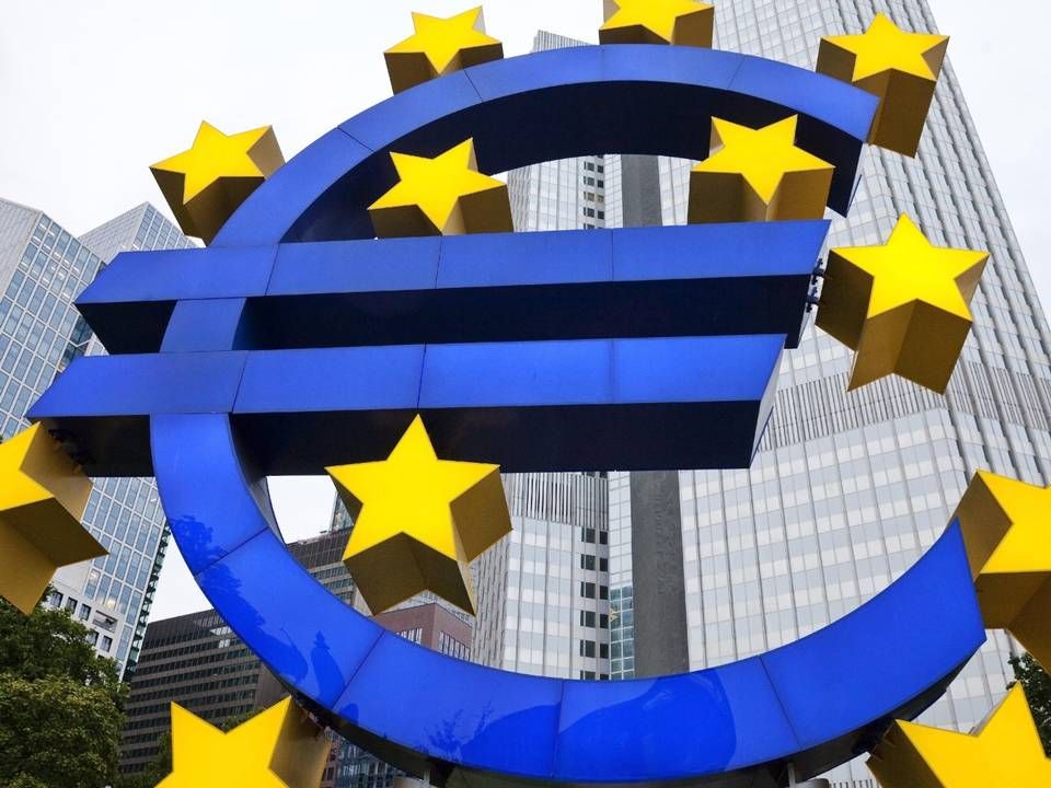 Das Euro-Zeichen vor dem ehemaligen Gebäude der EZB in Frankfurt | Foto: picture alliance / Zoonar | Stefan Ziese