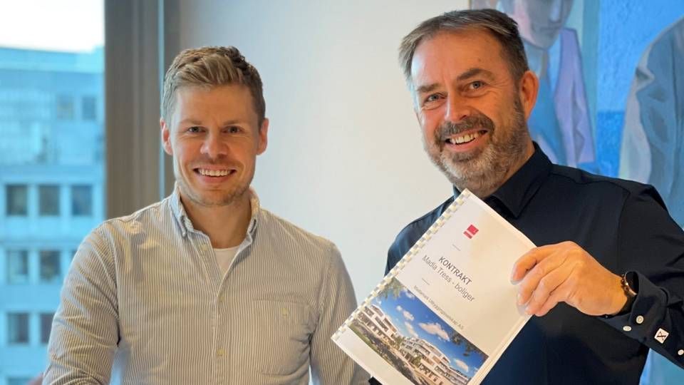 AVTALEN I BOKS: F.v.: Veidekkes prosjektleder Harald Vindenes og daglig leder Sigve Hebnes i K2 Bolig. | Foto: Veidekke