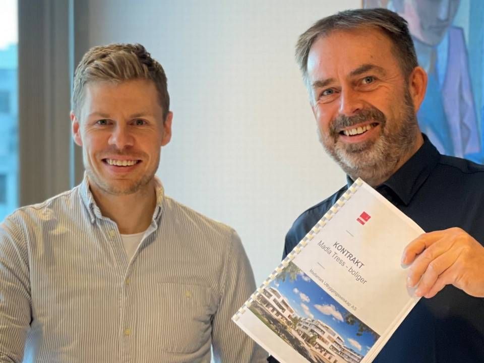 AVTALEN I BOKS: F.v.: Veidekkes prosjektleder Harald Vindenes og daglig leder Sigve Hebnes i K2 Bolig. | Foto: Veidekke