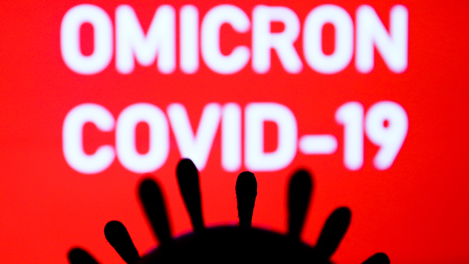 Modell des Corona-Virus vor einem "Omikron"-Schild | Foto: picture alliance / NurPhoto | Jakub Porzycki