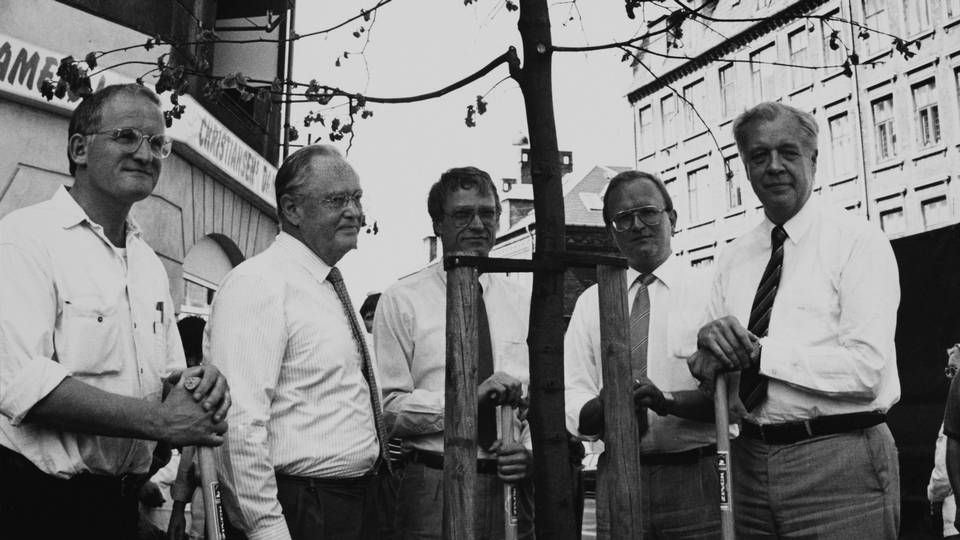Poul Johan Svanholm (nr. to fra højre) ses her i selskab med blandt andet Erik Hoffmeyer (yderst tv.), tidligere direktør i Nationalbanken, og Jens Kramer Mikkelsen (nr. to fra venstre), tidligere overborgmester i København. | Foto: Lars Hansen/POLARCHIVE