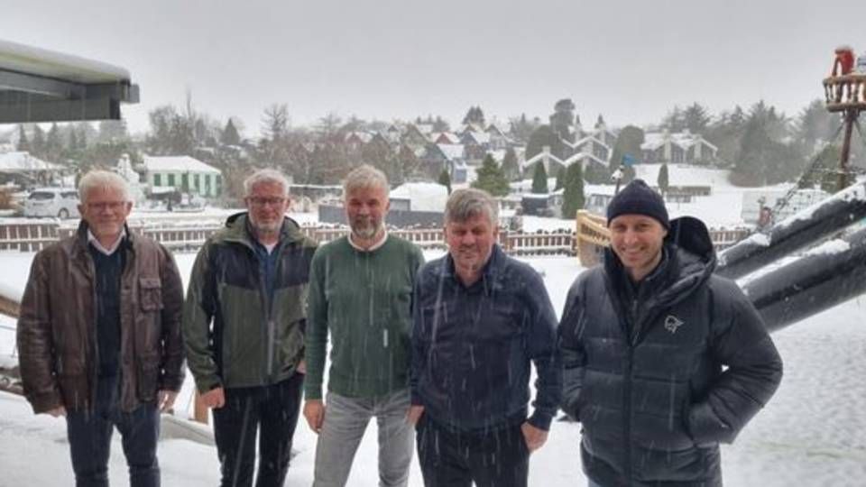 Sælgerne af Jesperhus Feriepark. Fra venstre Jesper, Karsten, Ole og Peter Overgaard samt repræsentant for køberne Ola Enquist, First Camp. | Foto: Jesperhus/PR