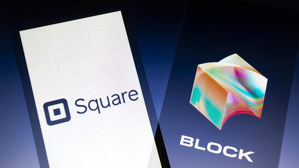 Die Logos von Square und Block auf zwei Smartphones | Foto: picture alliance / ZUMAPRESS.com | Andre M. Chang