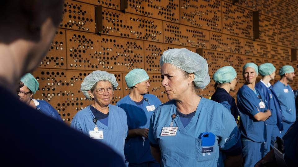 Tidligere på ugen demonstrerede sygeplejersker foran indgangene til AUH. Den overenskomststridige arbejdsnedlæggelse omfattede over 120 sygeplejersker fordelt på forskellige afdelinger. De fleeste af disse var anæstesi- og operationssygeplejersker. | Foto: Casper Dalhoff/JPA