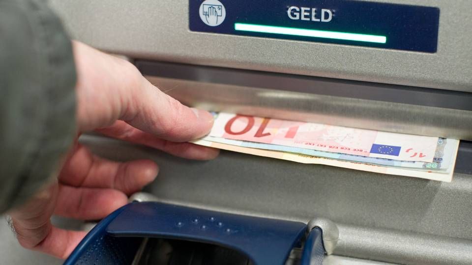 Mann am Geldautomat (Symbolbild) | Foto: picture alliance / dpa | Friso Gentsch
