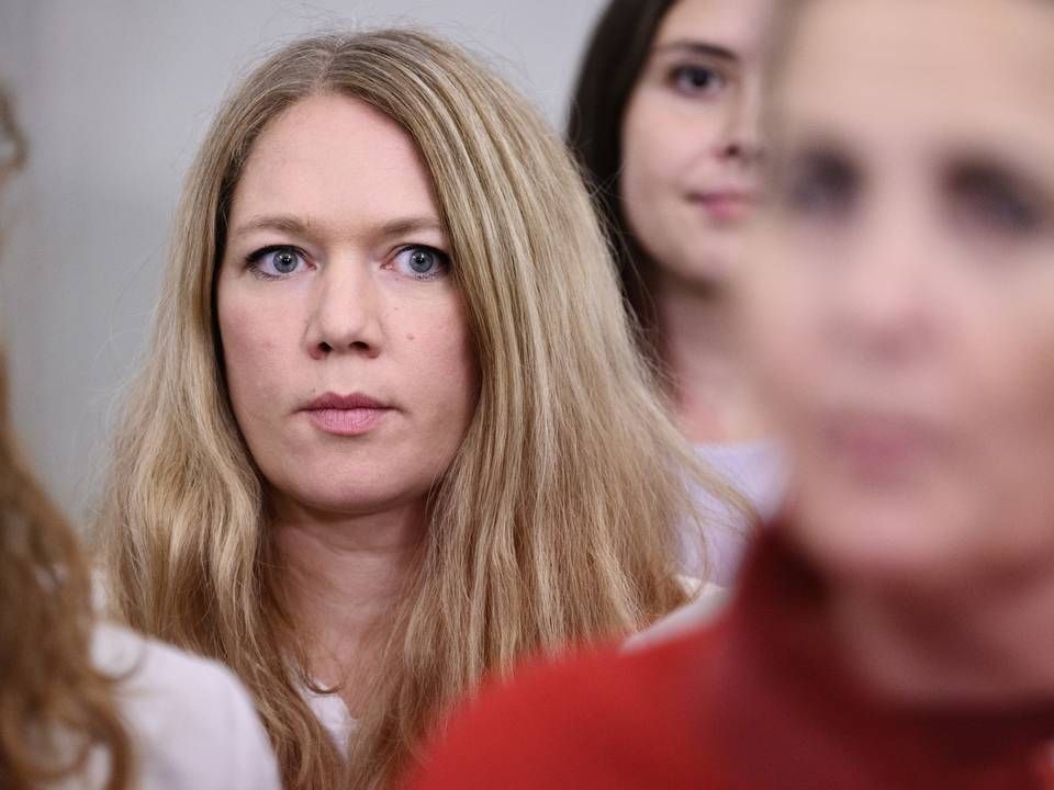 Lisbeth Bech-Nielsen (SF), da Regeringen og repræsentanter fra SF, Radikale, Enhedslisten og Kristendemokraterne præsenterer en aftale om en coronavinterpakke til sygehusvæsnet på et doorstep i Finansministeriet i København søndag den 5. december 2021 | Foto: Philip Davali