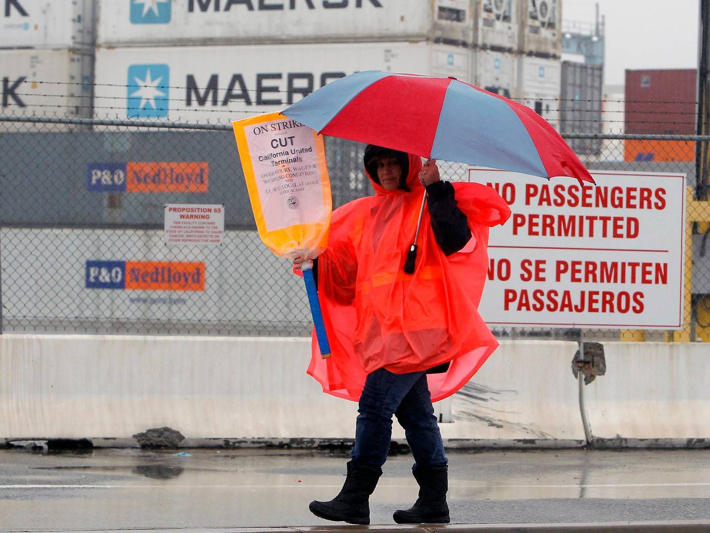 En havnearbejder på strejke i Port of Los Angeles i 2012. | Foto: Nick Ut/AP/Ritzau Scanpix