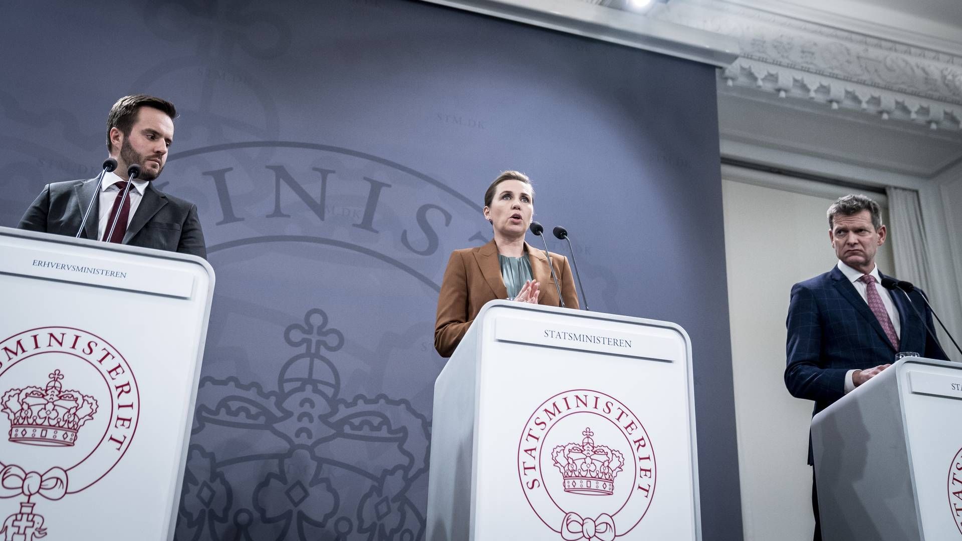 Statsminister, Mette Frederiksen, erhvervsminister Simon Kollerup og direktør i Sundhedsstyrelsen, Søren Brostrøm, under pressemøde om coronasituationen i Statsministeriet, onsdag den 8. december 2021. | Foto: Mads Claus Rasmussen