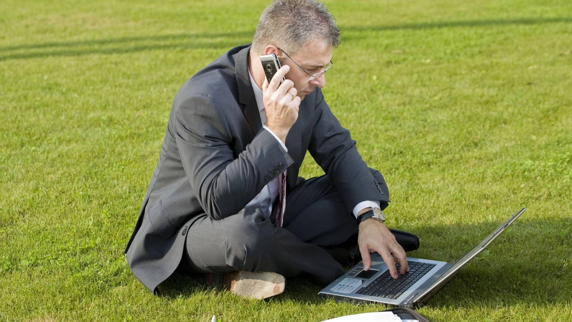 Ein Banker beim Kundengespräch auf der grünen Wiese. (Symbolbild) | Foto: picture alliance / Bildagentur-online/McPhoto