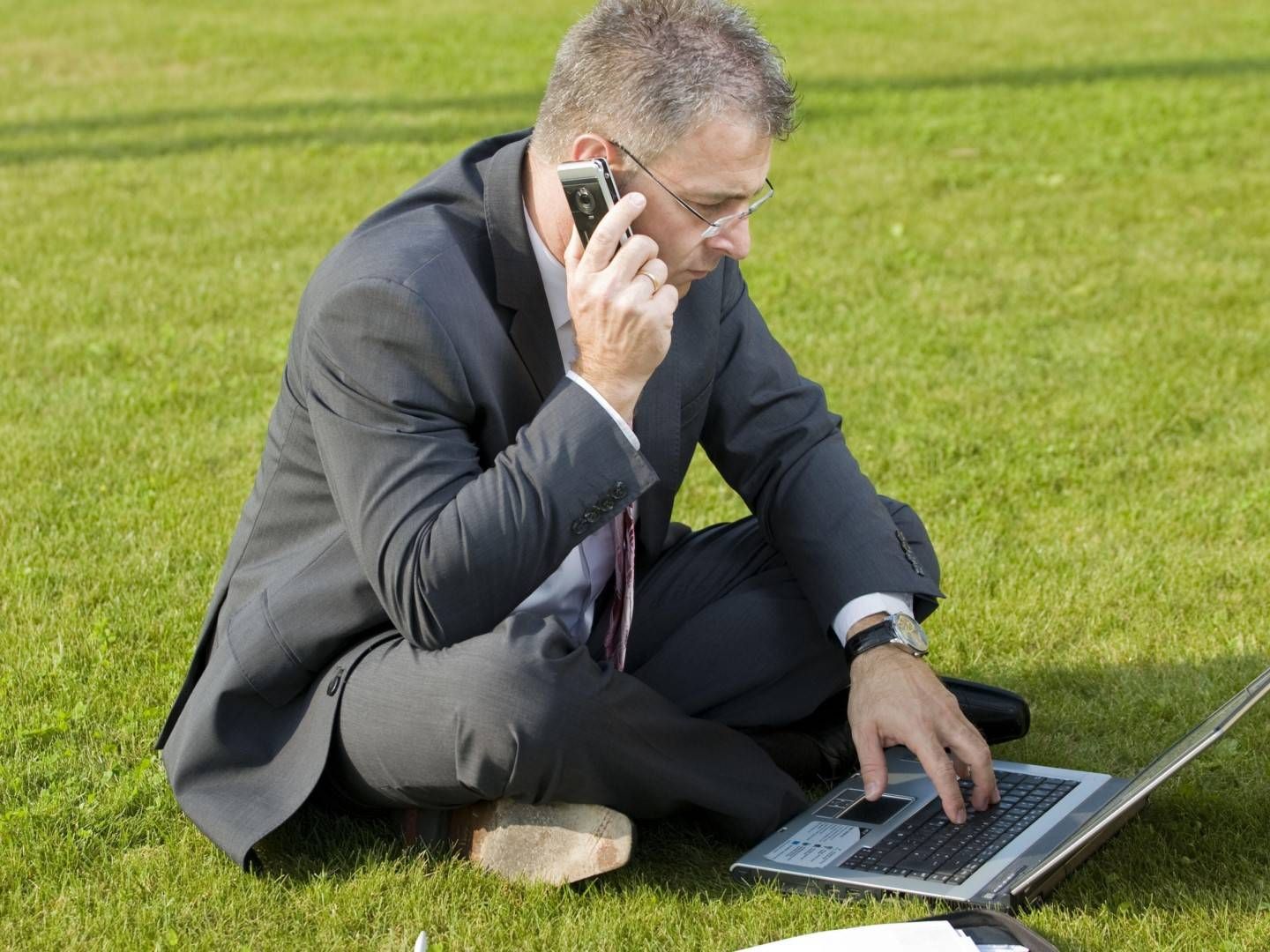 Ein Banker beim Kundengespräch auf der grünen Wiese. (Symbolbild) | Foto: picture alliance / Bildagentur-online/McPhoto