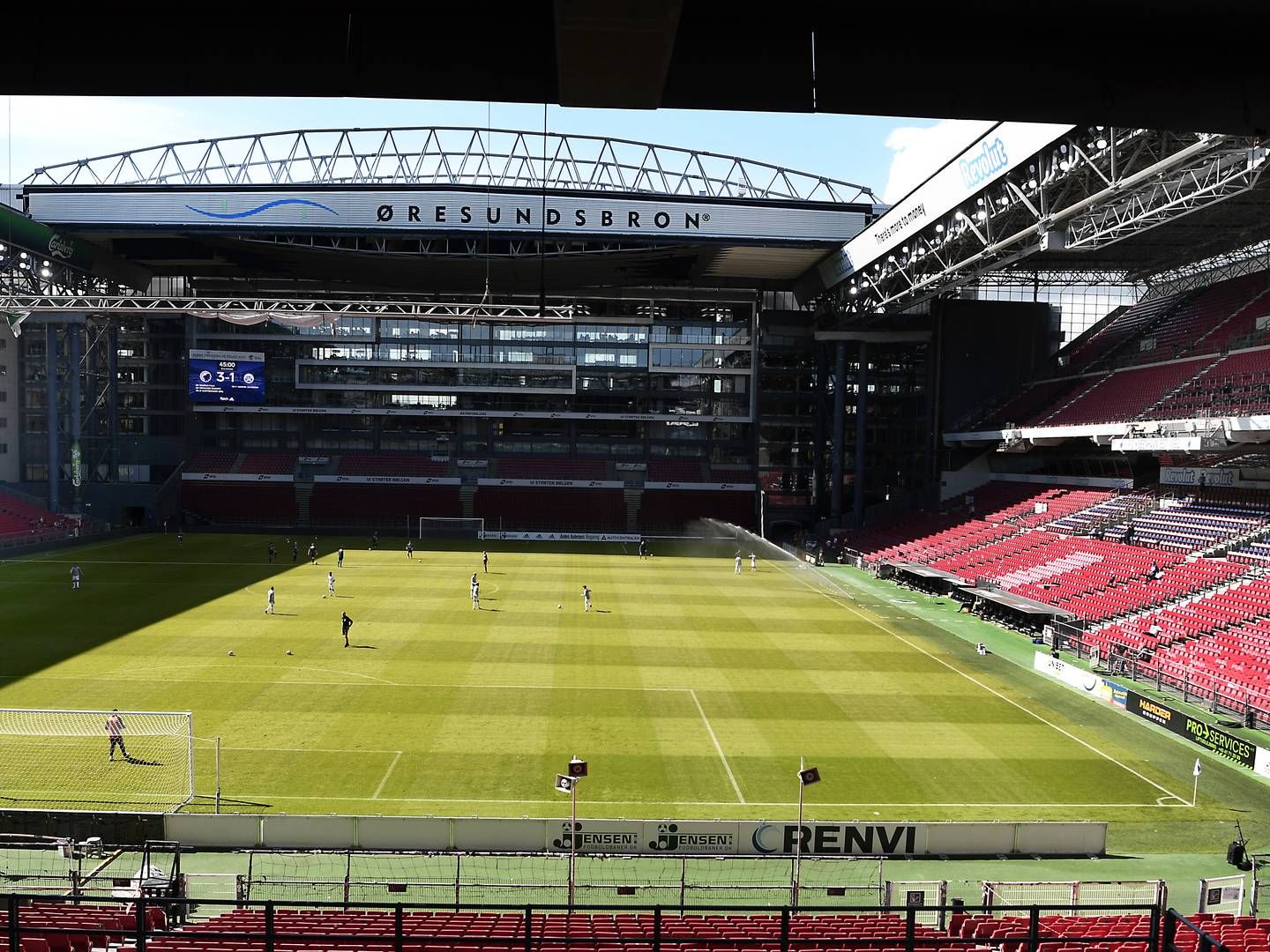 En næsten mennesketom og coronaramt Parken i maj 2020, hvor FCK og Sønderjyske spiller testkamp. | Foto: Lars Poulsen