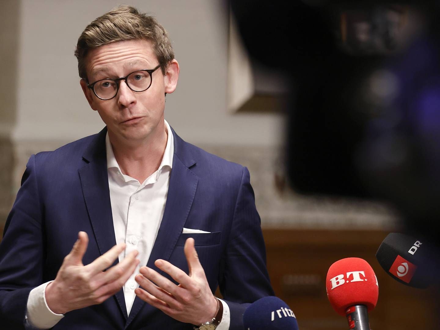 "Man kan ikke forestille sig, at man kunne sidde i fængsel og afsone den dom, mens man sidder i Folketinget," siger Karsten Lauritzen. | Foto: Jens Dresling