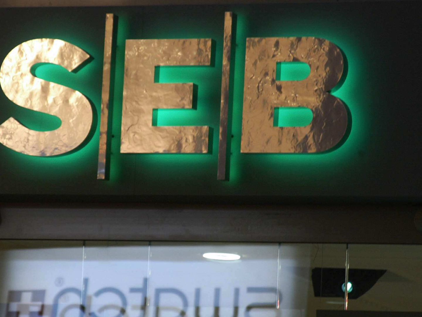 Logo der SEB an einer Filiale in Frankfurt | Foto: picture alliance