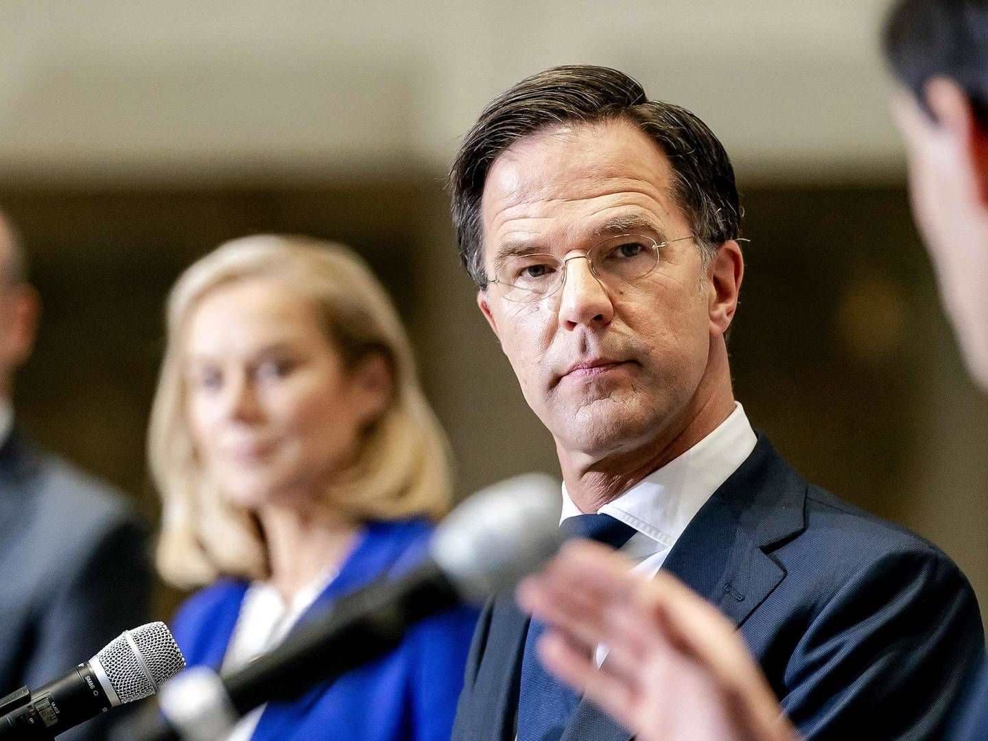 Premierminister Mark Rutte (i midten) i præsentation af den nye regeringskoalition. | Foto: Bart Maat/AFP / ANP
