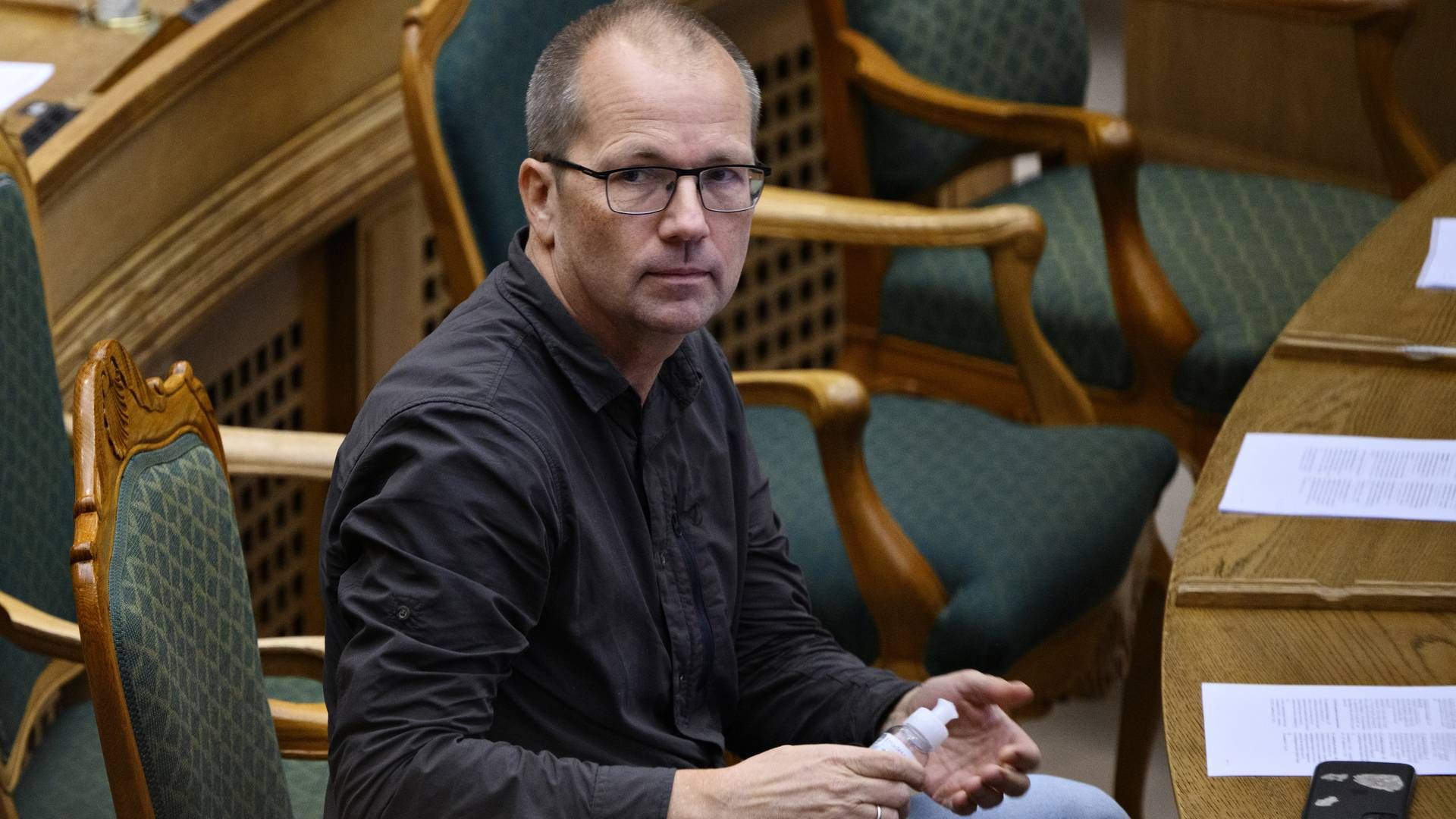 Peder Hvelplund (EL) opfordrer sundhedsministeren til hurtig handling for, hvordan Danmark håndterer Omikron. | Foto: Philip Davali