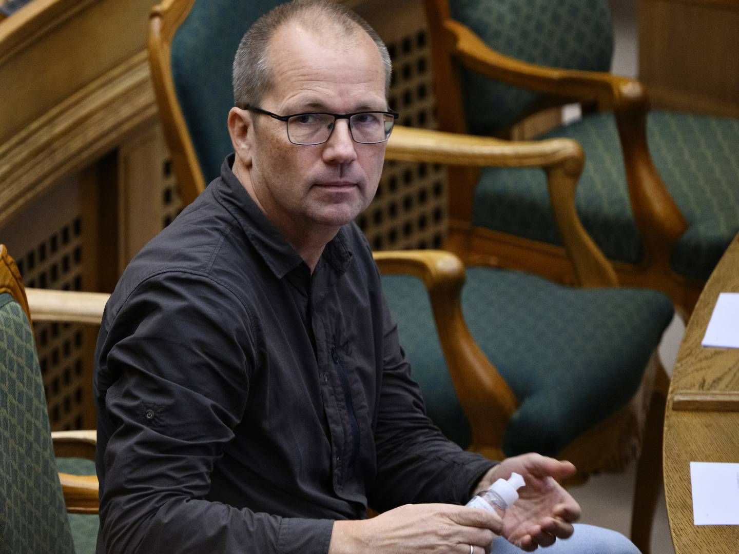 Peder Hvelplund (EL) opfordrer sundhedsministeren til hurtig handling for, hvordan Danmark håndterer Omikron. | Foto: Philip Davali