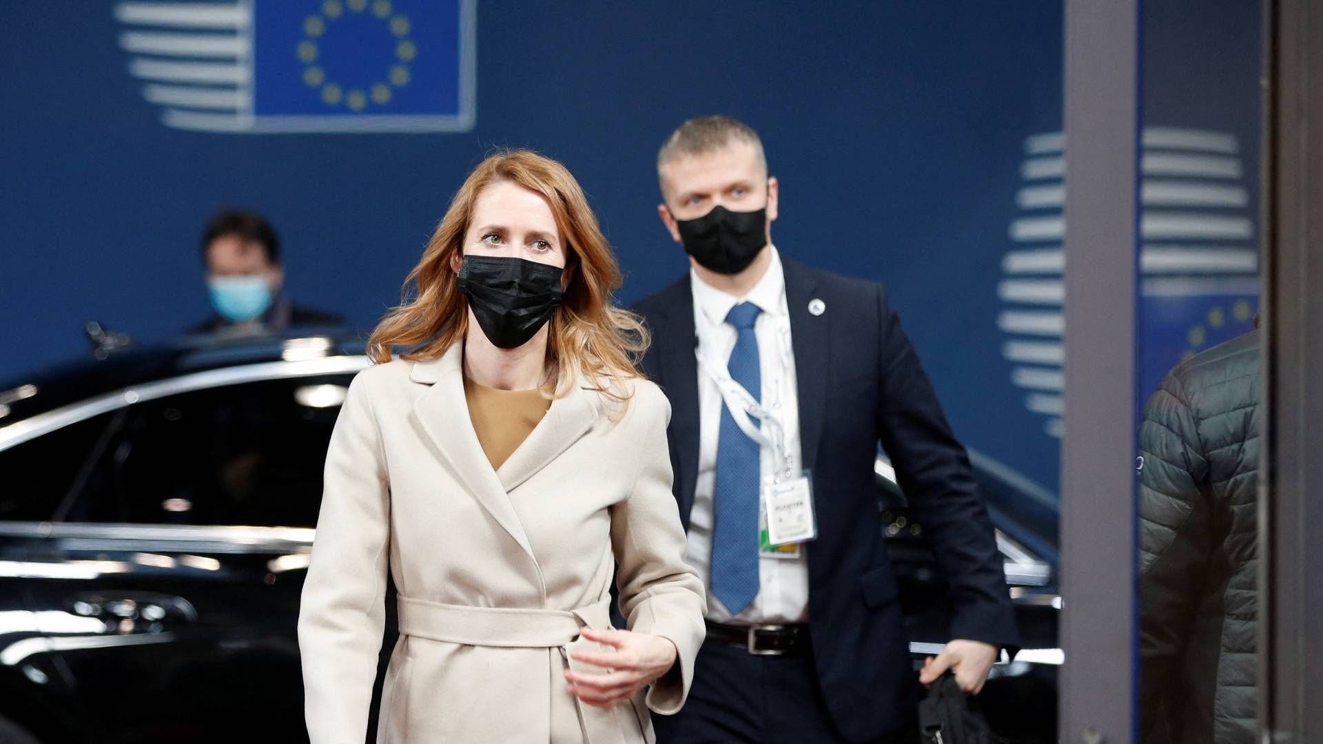 Estlands premierminister, Kaja Kallas, ankommer til EU-topmøde. Hun er valgt til at tale på Danmarks vegne, fordi Mette Frederiksen er syg. | Foto: JOHANNA GERON/REUTERS / X07006