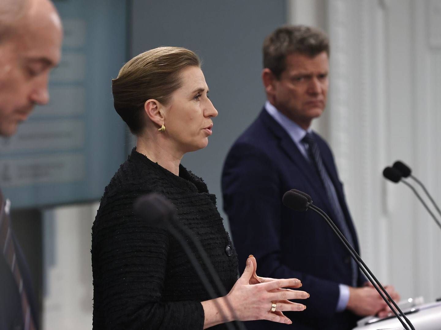 "Der skal igen indføres i arealkrav i butikker og restauranter," siger statsminister Mette Frederiksen (S) fredag på pressemøde om regeringens forslag til coronatiltag. | Foto: Olafur Steinar Gestsson/Ritzau Scanpix