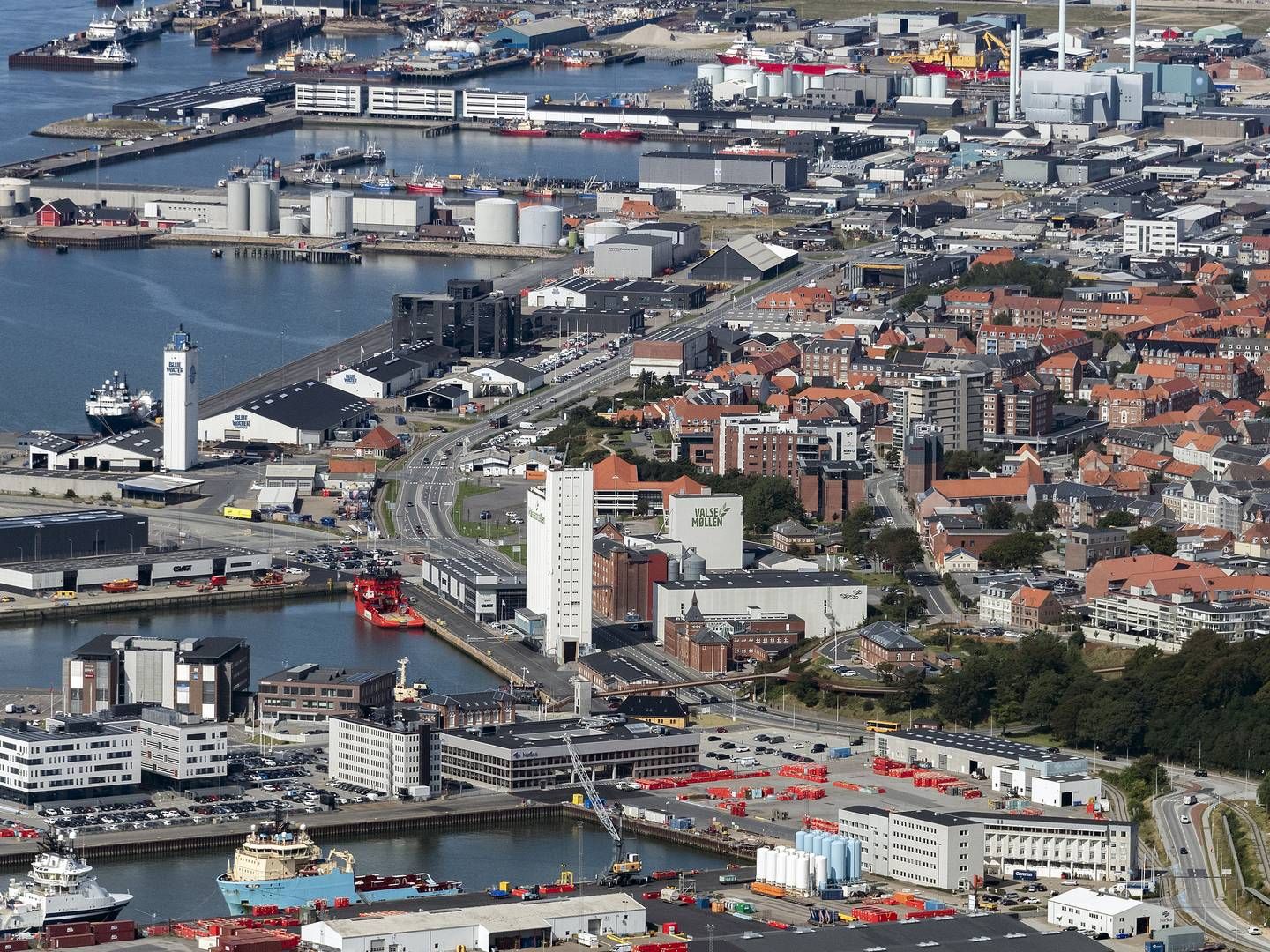 Esbjerg Havn er med over 14 km kajkant en af Danmarks største havne. Flere end 200 virksomheder er samlet på Esbjerg Havn, hvor over 10.000 personer arbejder hver dag. | Foto: ESBJERG KOMMUNE PR