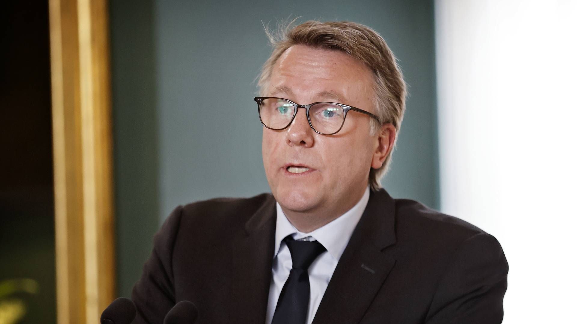 Skatteminister Morten Bødskov står bag en ny lov, der giver skattevæsenet adgang til at høste store mængder data med henblik på at indføre kunstig intelligens i skattekontrollen. | Foto: Jens Dresling