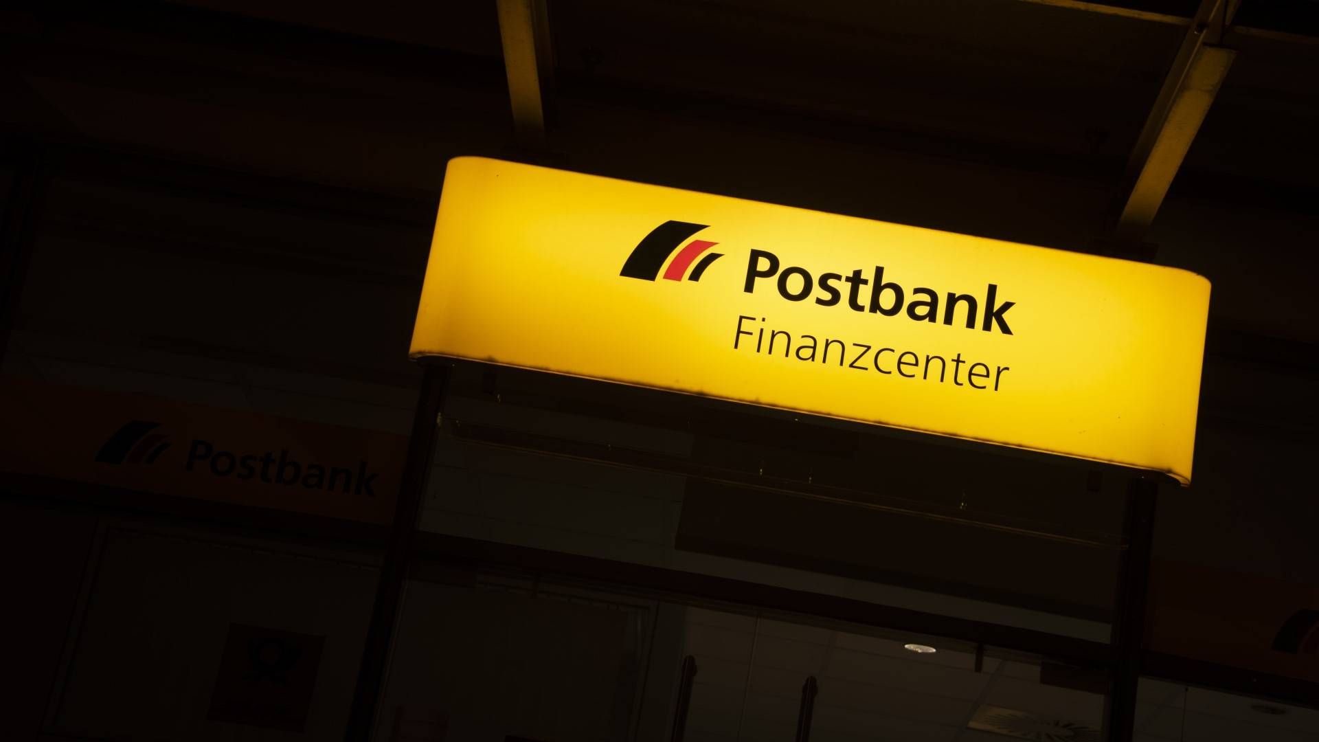 Eine Postbank-Filiale bei Nacht. | Foto: picture alliance/dpa/dpa-Zentralbild | Stephan Schulz